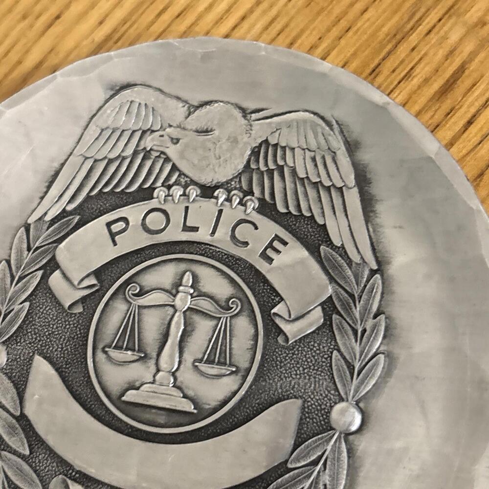 Vtg Wendell August Forge Dish Coaster Police USA 80's Pewter - Picture 6 of 7
